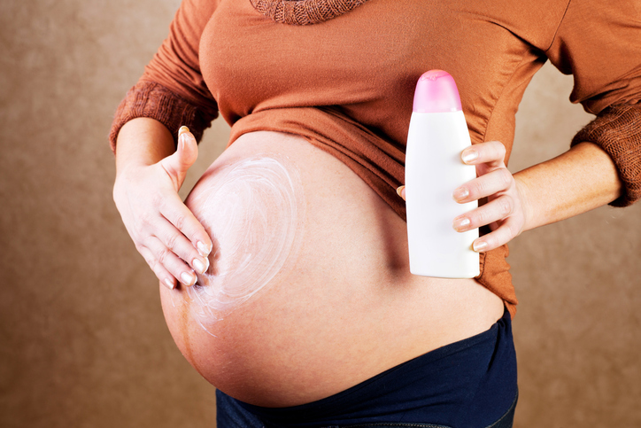 Pregnant women rubbed the moisturizer into the belly.