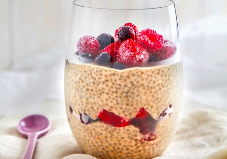 All natural sugar-free choc-berry chia pudding