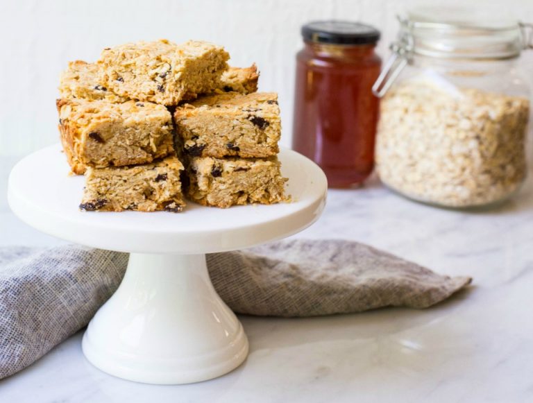 Lunch box-friendly: healthy oat and honey slice