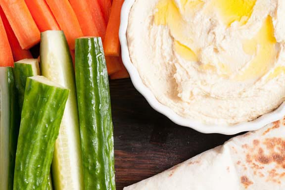 Healthy, Spicy Hummus Dip with Veggie Sticks