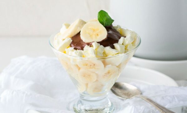Banana & Frozen Yoghurt Sundae Banana & Frozen Yoghurt Sundae
