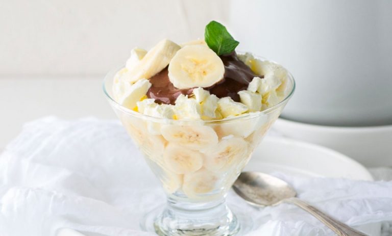 Banana & Frozen Yoghurt Sundae