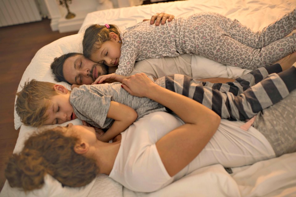 kids sleep in bed with parents