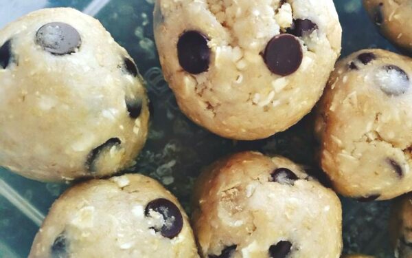 Healthy choc chip cookie dough bites