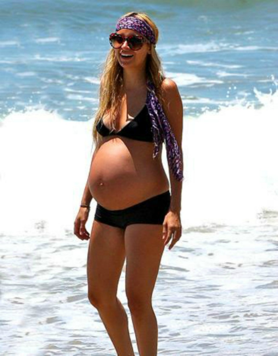 pics-of-pregnant-celebs-in-bikinis-sexy-young-tees