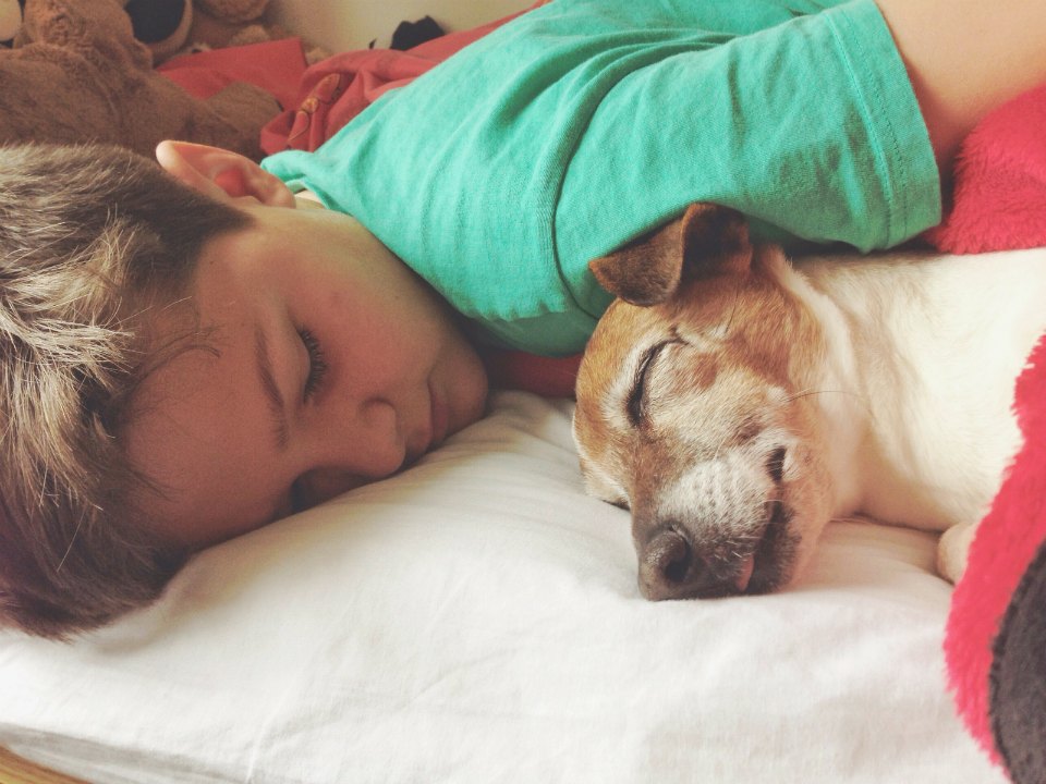 Boy-sleeping-with-dog-