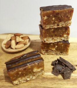 Peanut caramel slice