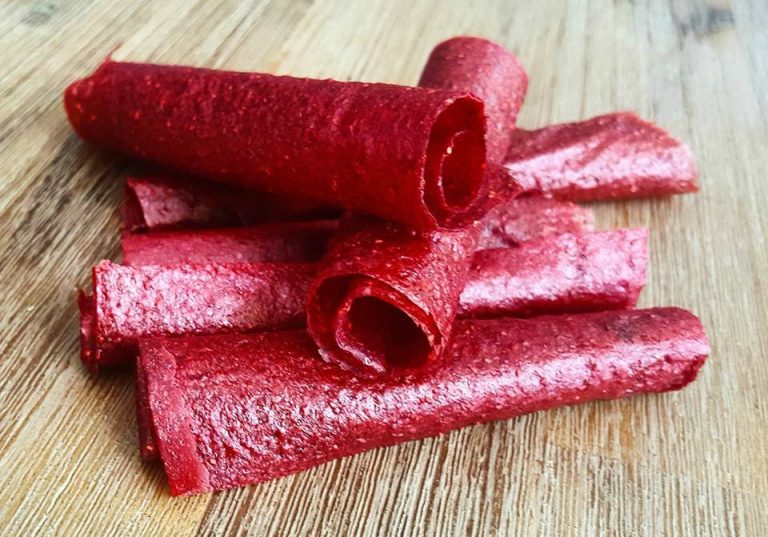 Lunchbox snack: 2 ingredient healthy strawberry roll up