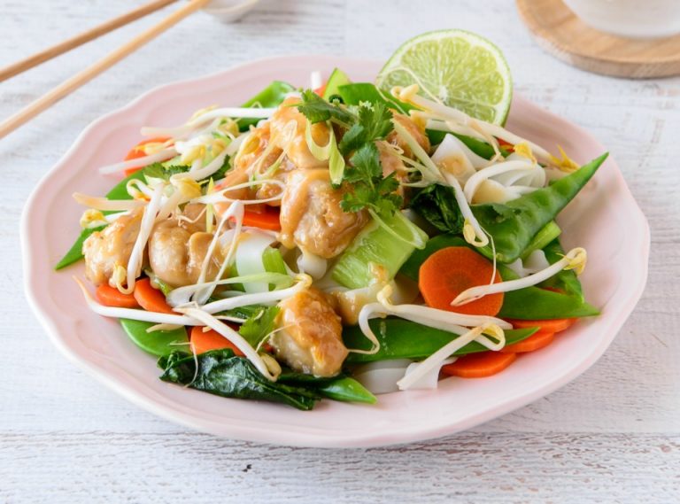 Quick and easy chicken satay noodles just 295 calories