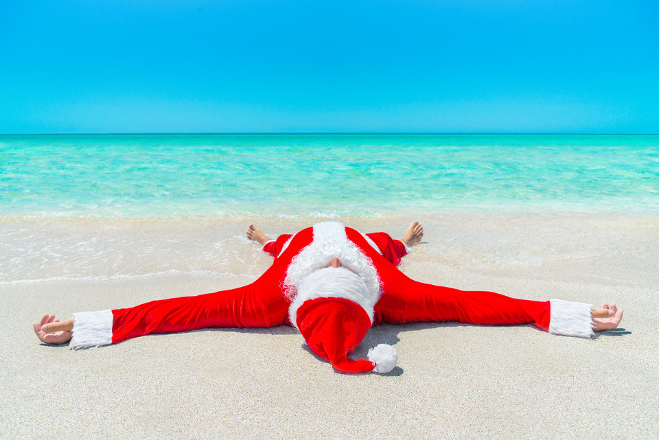 christmas-santa-australia-hot-beach.jpg