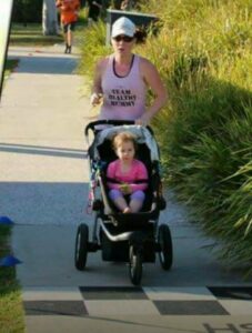 kaylie-leighton-running-with-daughter