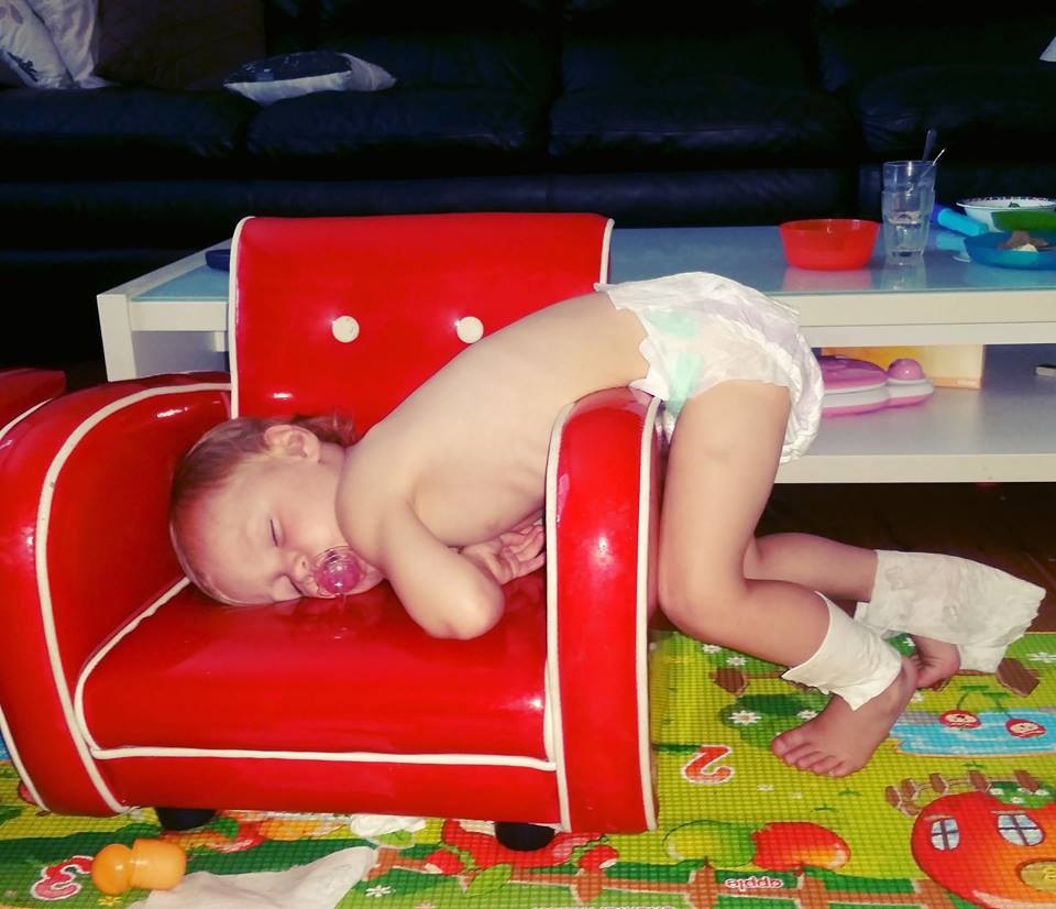 Hilarious-places-and-positions-kids-fall-asleep-in-chair-face-plant
