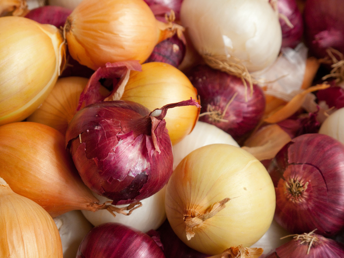 Why Munching Raw Garlic, Leeks & Onions Could Improve Sleep & Stress Levels