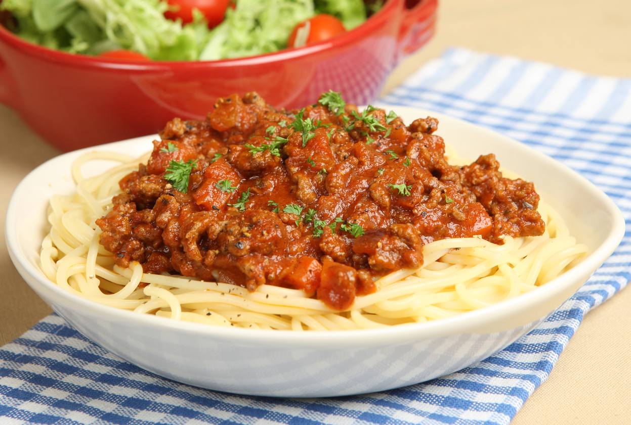 Spaghetti bolognese with tomato salad