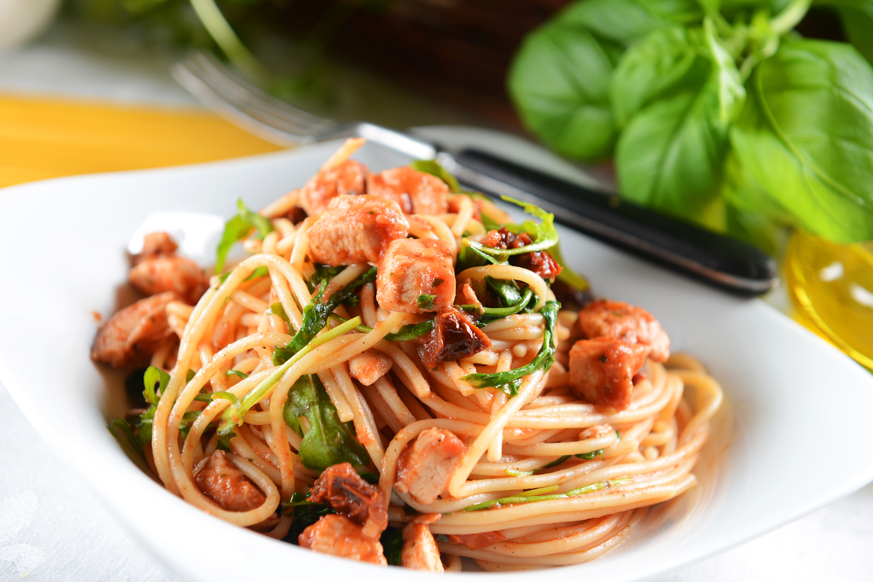 spaghetti pasta with chicken and arugula