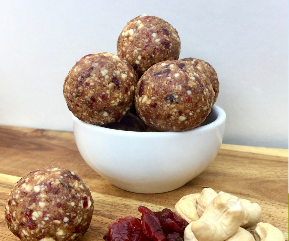 4 ingredient cashew and cranberry bites