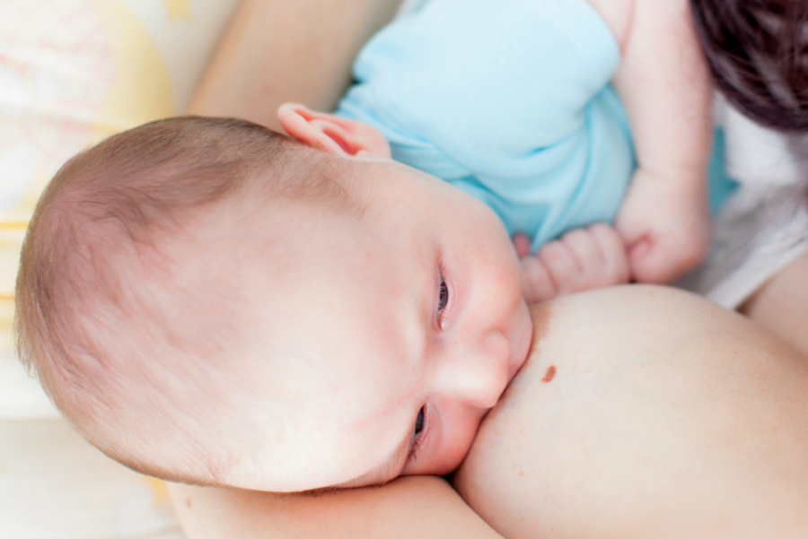 8 ways dads can make a breastfeeding mum’s life easier