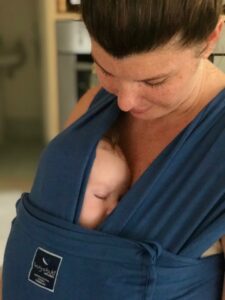 Midwife explains the benefits of babywearing