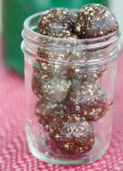 almond-date-balls