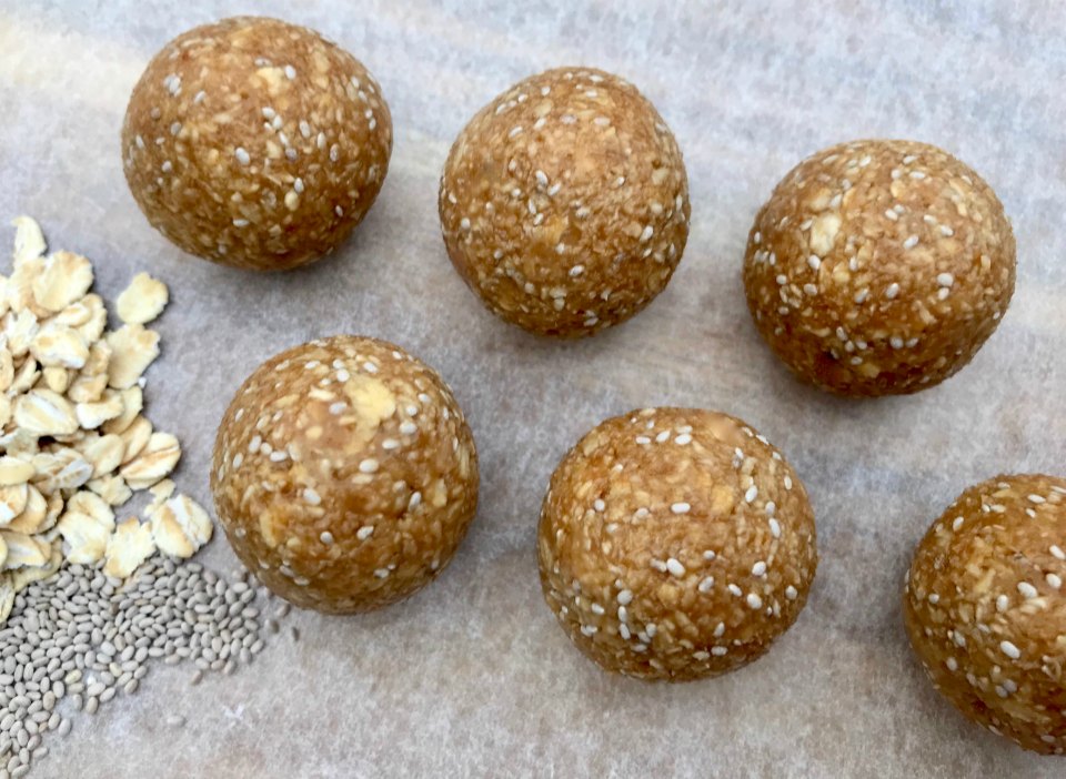 5 ingredient protein rich chia peanut butter balls