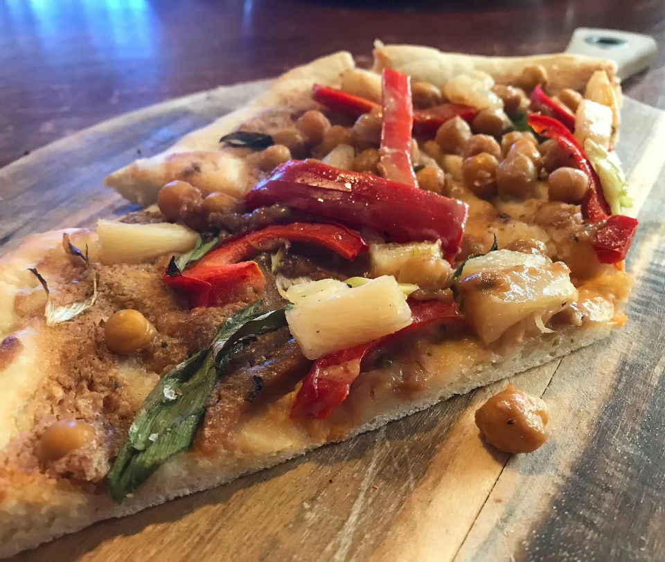 Satay pizza