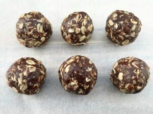 98 Calorie Chocolate Oat Balls