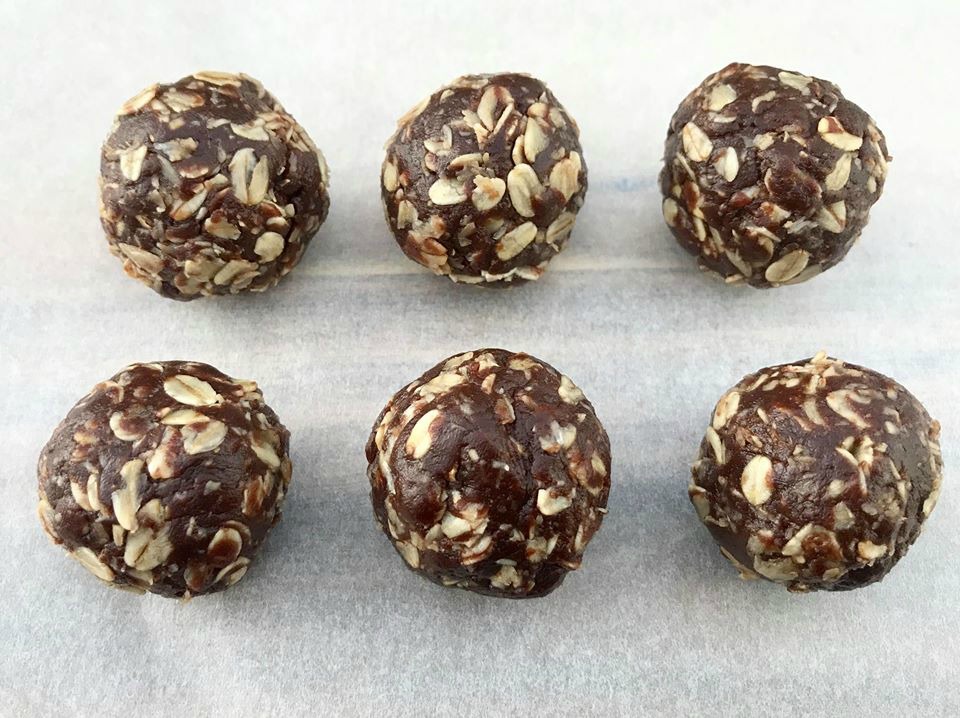  98 Calorie Chocolate Oat Balls 