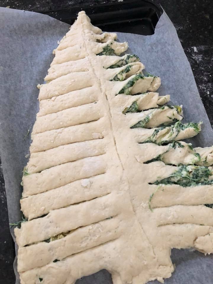 making pizza christmas tree2