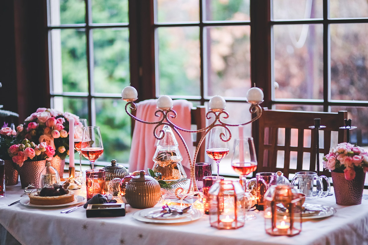 Christmas table setting pink hues