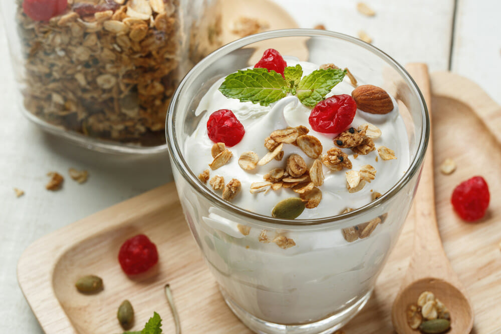 picture-of-yoghurt-in-a-glass-with-toppings-fat-burning-foods