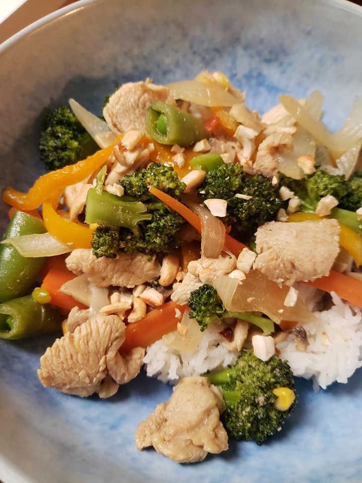 Healthy-Mummy-Teriyaki-Chicken-Noodles-with-Cashews-Emma-Robertson