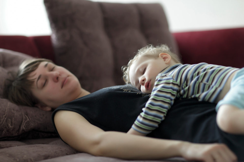 Researchers say the MORE kids women have, the BETTER they SLEEP! Wait, what?!