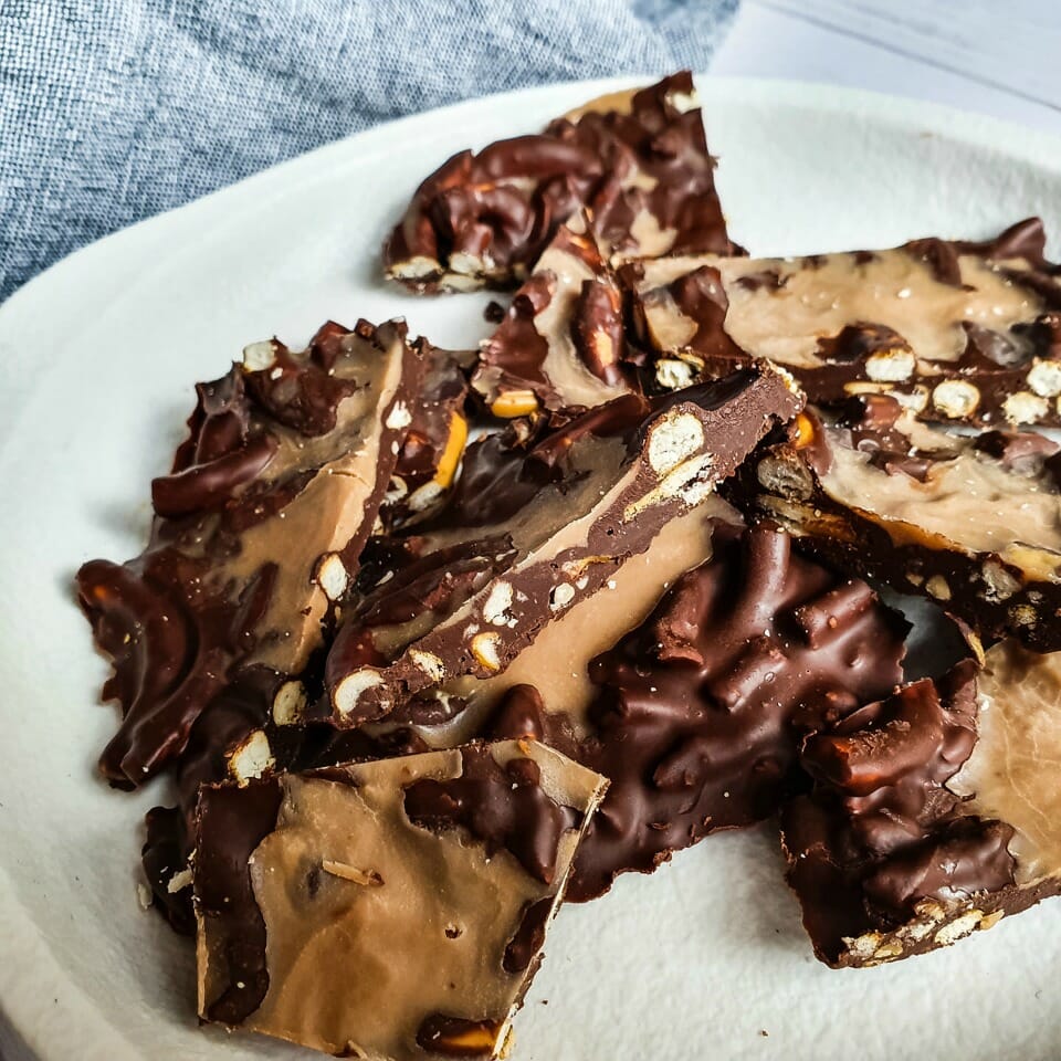 Healthy-Mummy-chocolate-pretzel-bark-Cassandra-McKay