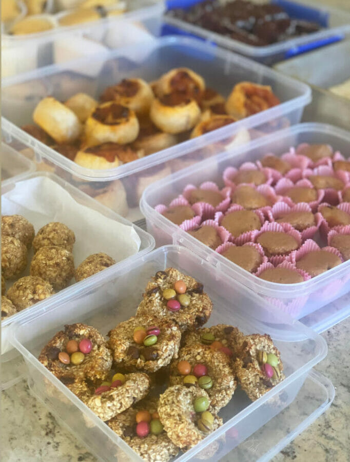 Mum makes 140 SCHOOL SNACKS for $80